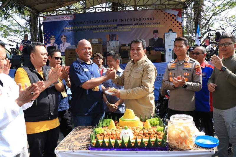 Buka Puncak May Day, Sekda Terbar 2 Ton Benih ikan Bareng Ribuan Buruh