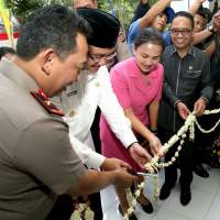 Wagub Banten Andhika Hazrumy bersama Kapolda Banten Kapolda Banten Brigjen Pol Listyo Sigit Prabowo memotong pita saat peresmian gedung baru di Mapolda Banten.