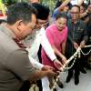 Wagub Banten Andhika Hazrumy bersama Kapolda Banten Kapolda Banten Brigjen Pol Listyo Sigit Prabowo memotong pita saat peresmian gedung baru di Mapolda Banten.