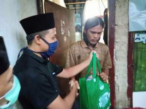 Peduli Sesama, Abdul Latif dan DKN Banten Berikan Bantuan Kepada Suami Almarhumah Yuli