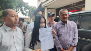 Karyawati D melaporkan atasannya di Bekasi terkait &#039;staycation&#039; ke Mapolresta Metro Bekasi.