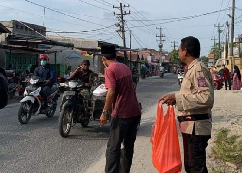 Bentuk Kepedulian, Dinsos Tanjungbalai Berikan Takjil ke Tukang Becak