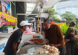Walikota Tangerang Selatan, Benyamin Davnie saat Memantau Festival Kuliner Minangkabau