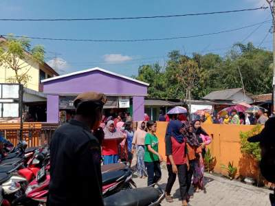 Pertanyakan BLT Dana Desa, Sejumlah Ema Ema Geruduk Datangi Desa Pabuaran