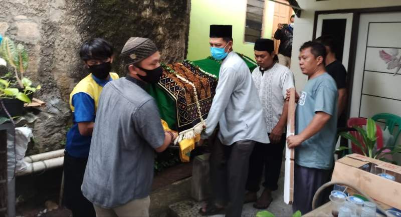 Kasad OR ketika akan dimakam oleh keluarganya.