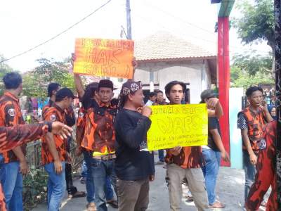 Warga dan Ormas PP Geruduk Kantor Camat Mekar Baru