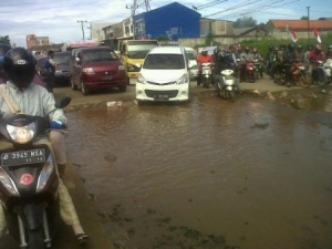 Pamulang- Kubangan Air sedalam 20 cm, akibat tak tuntas pekerjaan oleh PU Banten membuat Macet Total depan Pamulang Square, Kamis (9/1)dt