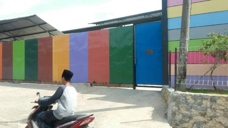  Pabrik cat PT Dippon Sentosa di desa Jeunjing, kecamatan Cisoka, Kabupaten Tangerang diduga tak mengantongi izin.