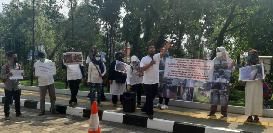 Warga Jombang saat demo gedung Pemkot Tangsel, menuntut pembangunan Ardina Residence ditutup.