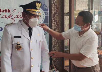 Walikota Cilegon Terpilih Jajal Pakaian Dinas