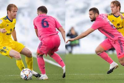 Nacho (jersey pink) dan Alex Fernandez (jersey kuning) bertemu di ajang LaLiga Spanyol. (twitter.com/LaLigaEN)