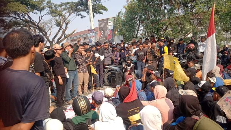 Tuntut Tertibkan Truk Tanah, Mahasiswa di Kosambi Gelar Aksi Unjuk Rasa