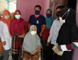 Hamsanah warga Tegal Wangi Tengah RT 02/01, Kelurahan Rawa Arum, Kecamatan Grogol, saat menerima bantuan kursi roda dari Pemkot Cilegon.