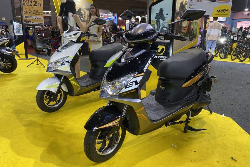 Ilustrasi motor listrik di sebuah pameran otomotif.