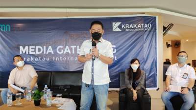 Direktur Utama PT Krakatau Bandar Samudera, M. Akbar Djohan saat memberikan keterangan kepada awak media saat kegiatan Media Gathering, Selasa (10/8/2021).
