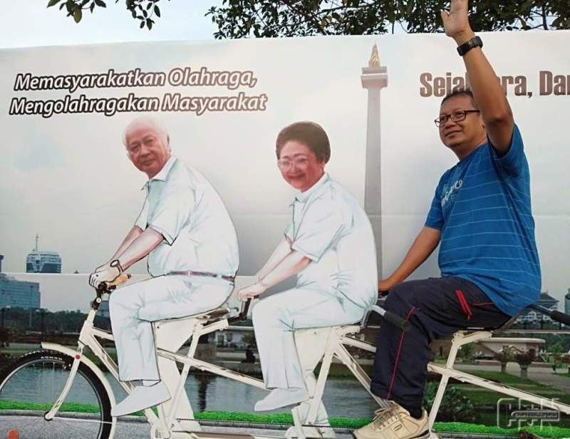 Warga Antusias Berfoto Bersama Pak Harto dan Ibu Tien di CFD