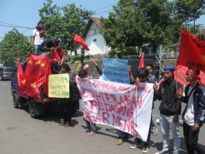 Belasan Mahasiswa Demo Disperindagpas