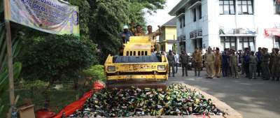 Hari Kesadaran Nasional, Pemkot Serang Musnahkan Ratusan Botol Miras