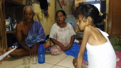 Asnawati bersama orang tuanya.