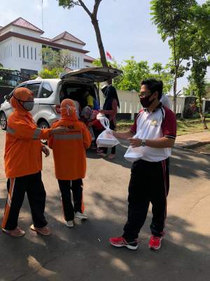 Kejari Kabupaten Tangerang Kembali Bagikan Nasi Kotak kepada warga terdampak Covid