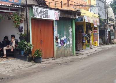 Toko obat ilegal berkedok warung sembako di Jalan Masjid Ciater yang tutup sebelum digrebek petugas.