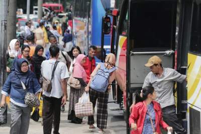 Ilustrasi para penumpang bus di terminal.