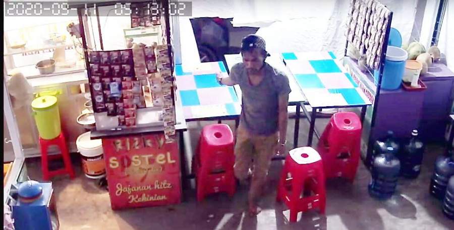 salahsatu pelaku maling yang tertangkap CCTV saat beraksi di Lensa Coffe, Kelapa Dua, Tangerang.