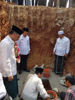 Mad Romli Lakukan Peletakan Batu Pertama Mesjid Jami Al- Hikmah Curug