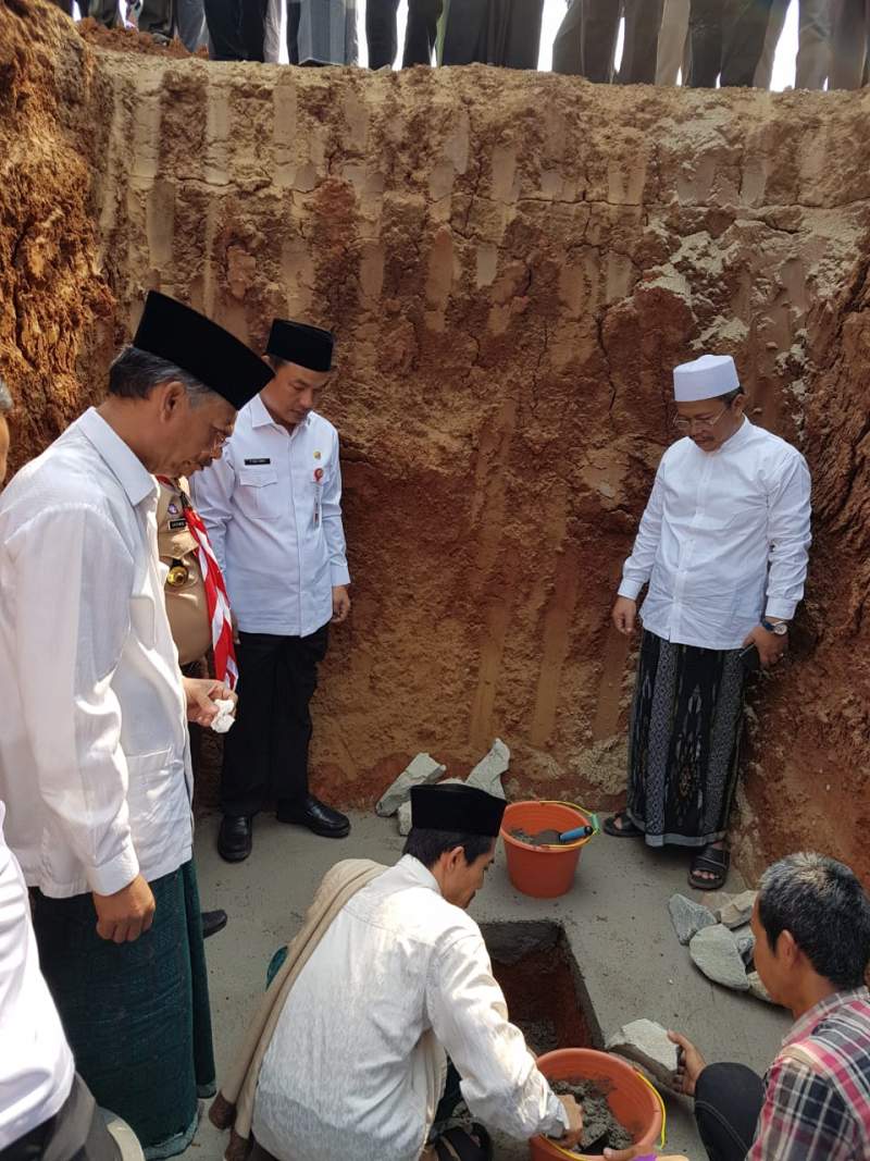 Mad Romli Lakukan Peletakan Batu Pertama Mesjid Jami Al- Hikmah Curug