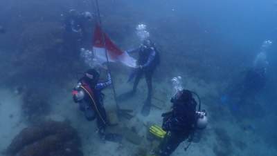 Prosesi pengibaran bendera bawah laut yang dilaksanakan POSSI Banten