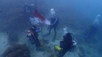 Prosesi pengibaran bendera bawah laut yang dilaksanakan POSSI Banten