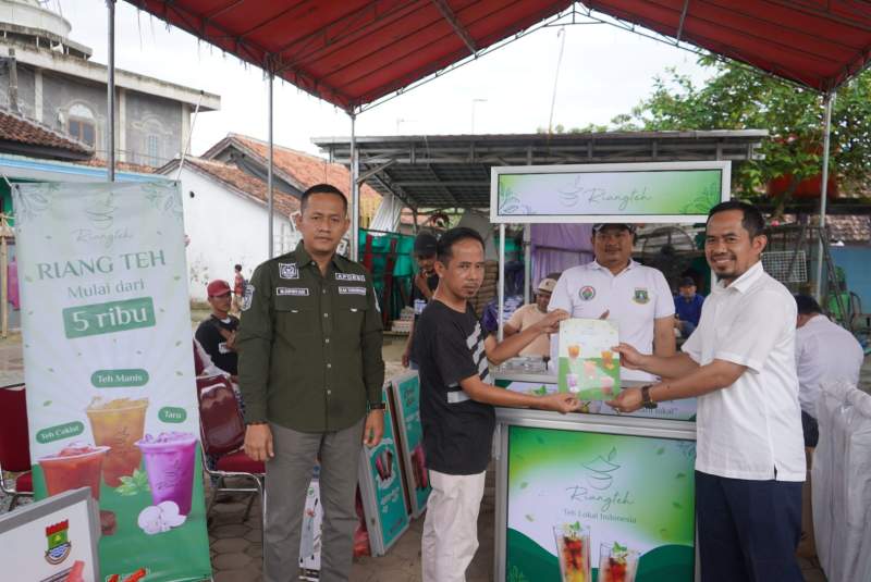 Disperindag Kab. Tangerang Serahkan Bantuan Franchise di Empat Desa