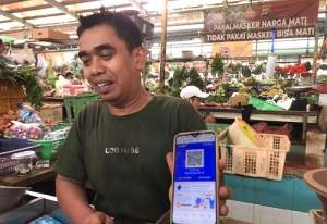 Salah Seorang Pedagang Pasar Modern Serpong saat menunjukkan Q-Ris