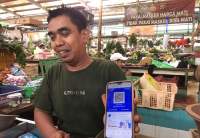 Salah Seorang Pedagang Pasar Modern Serpong saat menunjukkan Q-Ris