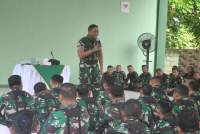 Dandim 0510/trs pimpin upacara.