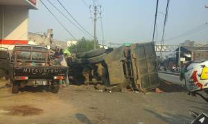 Hilang Kendali, Pick Up Hantam Truk Tanah