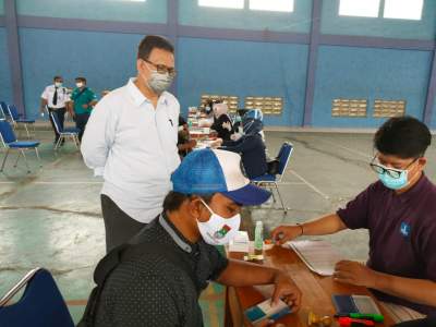 Taupik Emil meinjau penyaluran Bantuan bagi pelaku (UMKM) di GOR Balaraja