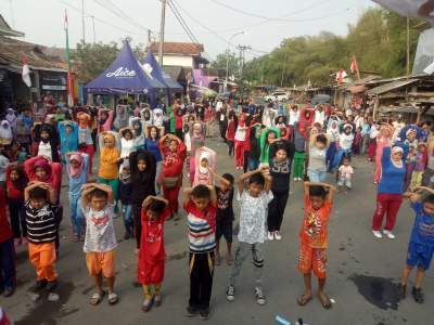 Meriahkan HUT RI Ke 73, Ratusan Warga Sukarayat Ikuti Jalan Santai