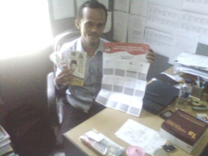 Tampak diatas meja Panwas Mahduri,ada satu plasti sikat gigi 