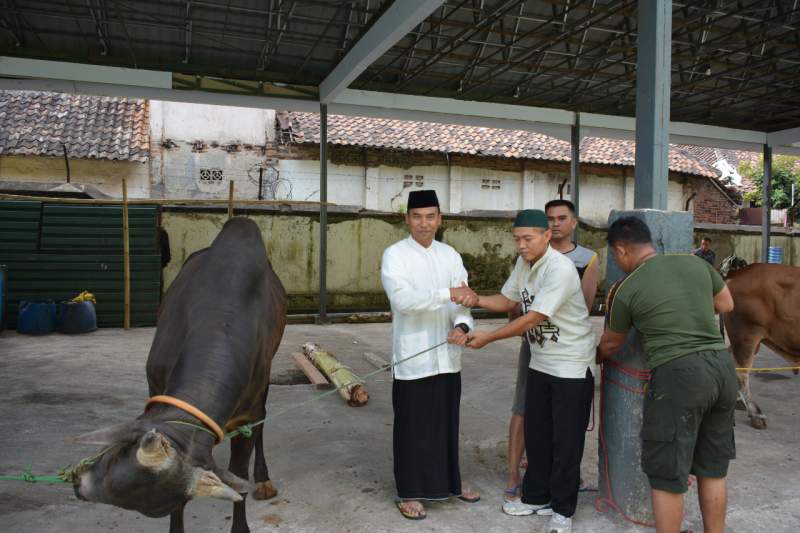 Korem 064/MY Berikan Daging Kurban Ke Masyarakat Tidak Mampu