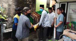 Jasad OR saat akan di makamkan.