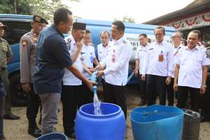 Pj Bupati, Perumdam TKR dan PWI Salurkan Bantuan Air Bersih di Pakuhaji