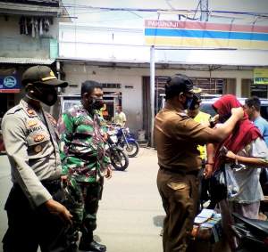 Tindak Pelanggar Prokes, Satgas Covid-19 Pakuhaji Hingga ke Pelosok Desa