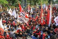 Ribuan Buruh Asal Tangerang Demo Tolak Kenaikan Harga BBM di DPR RI