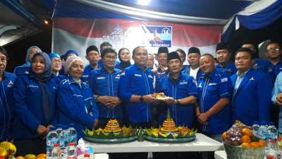 Ketua DPC Demokrat Tangsel Julham Firdaus memberikan potongan tumpeng kepada Anggota DPR RI, Zulfikar Hamonangan saat HUT ke 22 Partai Demokrat di BSD Serpong.