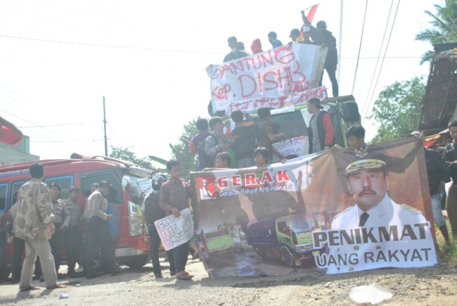 Kecewa Jalan Rusak, Masyarakat dan Mahasiswa Blokir Jalan