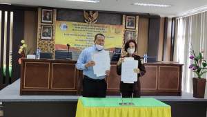 Kajari Cilegon Ely Kusumastuti dan Dirut Perumda Air Minum Cilegon Mandiri Taufiqurrahman saat Perpanjangan MoU antara Perumda Air Minum Cilegon Mandiri dengan Kejari Cilegon tentang Masalah Hukum Bidang Perdata dan Tata Usaha Negara di Aula Kejari Cilegon, Senin (17/1/2022).