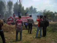 Empat Mobil Damkar Padamkan Kebakaran Lahan