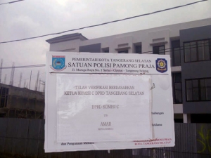 Segel Pol PP yang ditutupi pernyataan verifikasi Ketua Komisi C DPRD, Amar