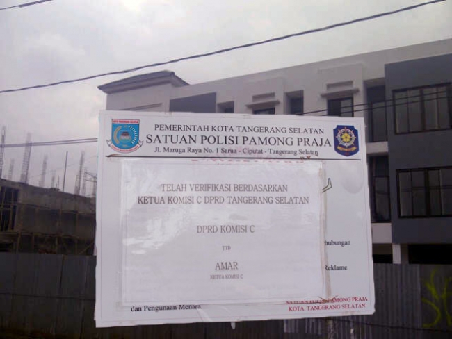 Segel Pol PP yang ditutupi pernyataan verifikasi Ketua Komisi C DPRD, Amar
